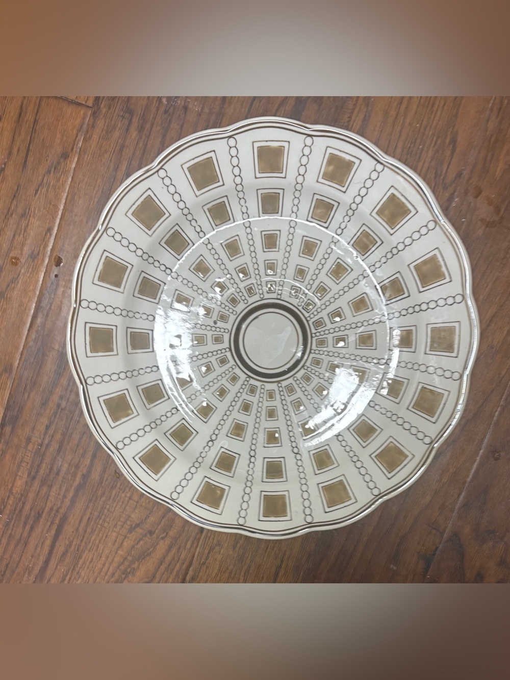 Decorative White and Gold Scalloped Serving Bowl - Elegant Home Dining- like new